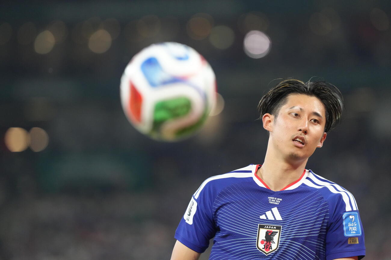 日本対チュニジア　後半、ボールを果敢に追う伊藤洋輝（撮影・足立雅史）