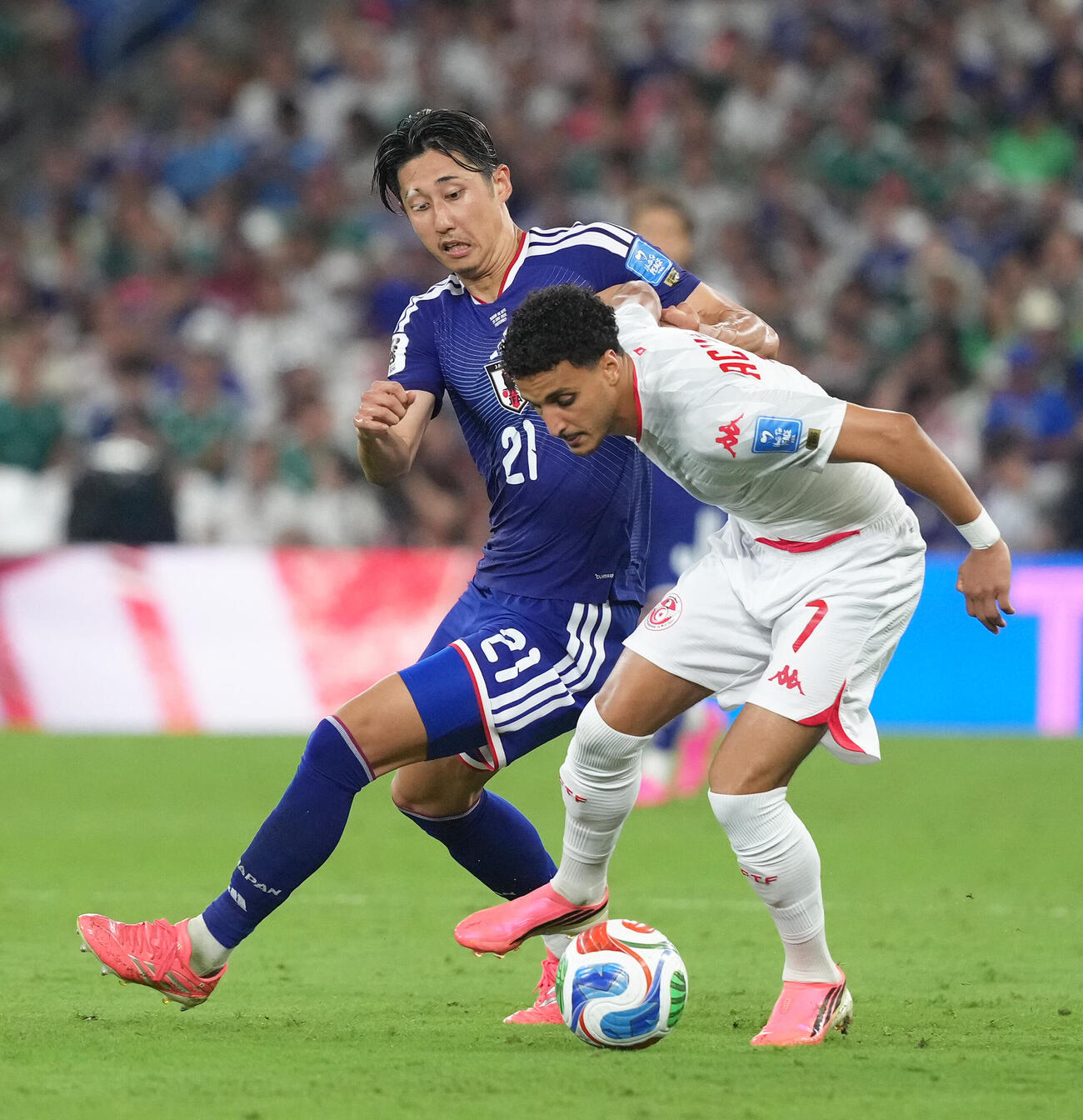 日本対チュニジア　後半、激しく競り合う伊藤洋輝（撮影・足立雅史）