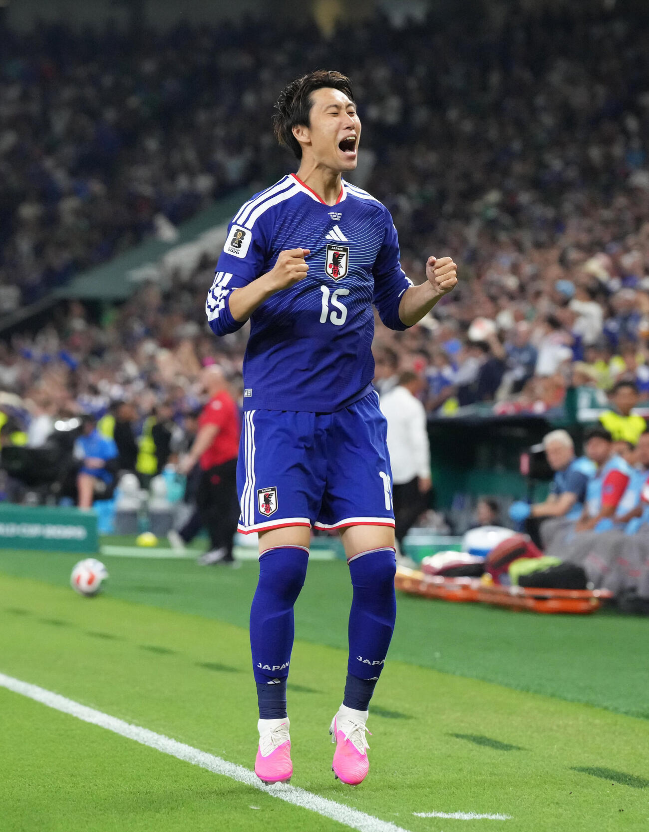 日本対チュニジア　前半、先制ゴールを決め雄たけびを上げる鎌田大地（撮影・足立雅史）