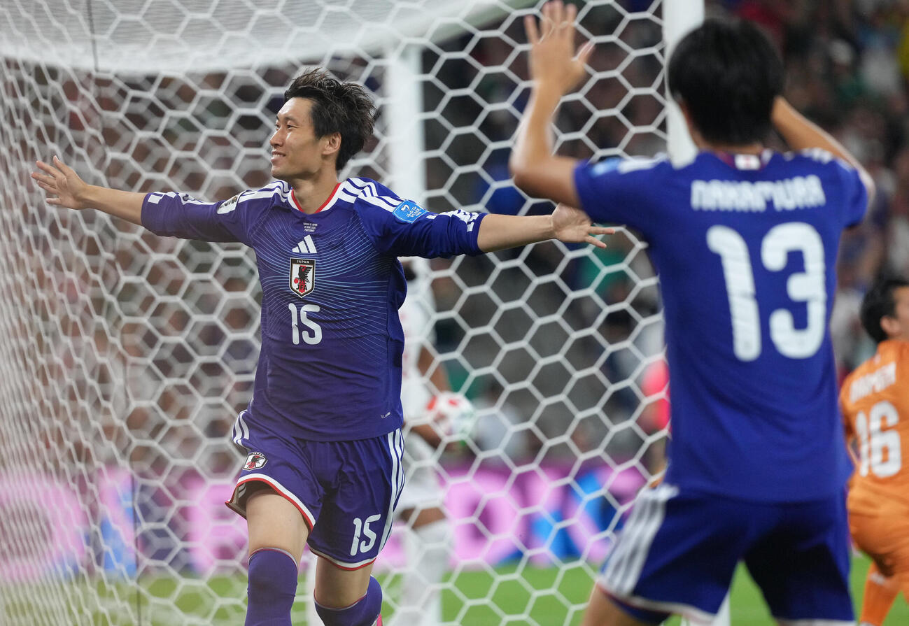 日本対チュニジア　前半、先制ゴールを決め喜ぶ鎌田大地。右は中村敬斗（撮影・足立雅史）