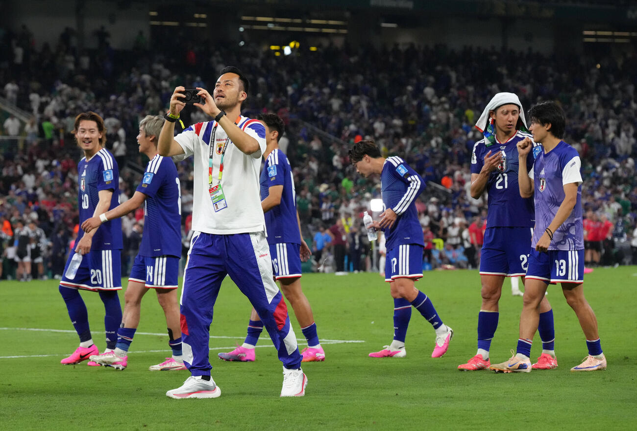 日本対チュニジア　チュニジアに快勝し、スタンドを記念撮影しながらあいさつする吉田麻也（中央）（撮影・足立雅史）