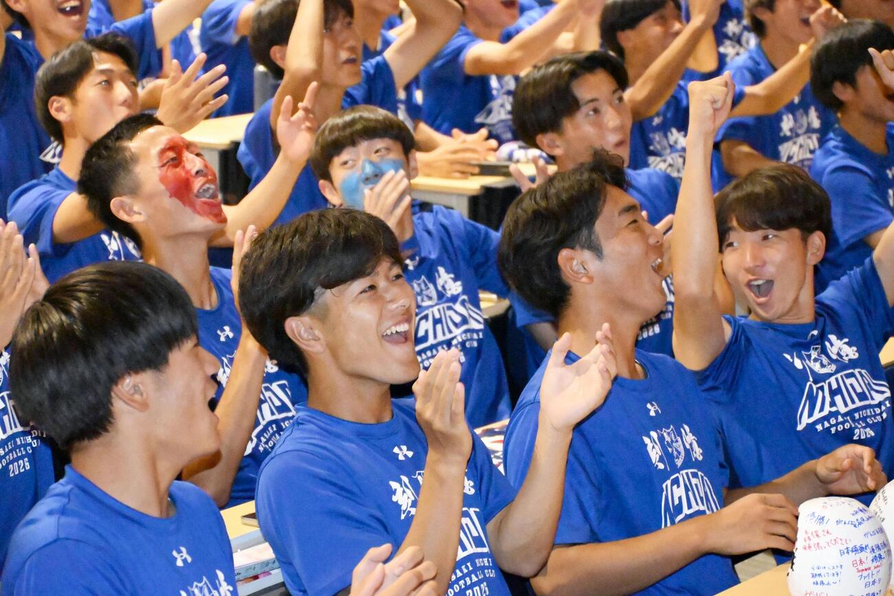 日本の4点目のゴールに盛り上がる、森保一監督の母校長崎日大高のサッカー部員（共同）