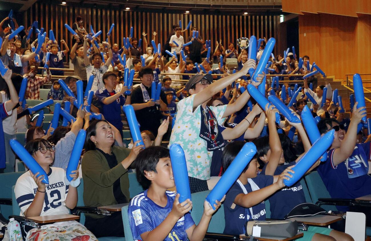 伊東純也の故郷、神奈川県横須賀市で行われたパブリックビューイングで伊東のゴールに沸く観客（共同）