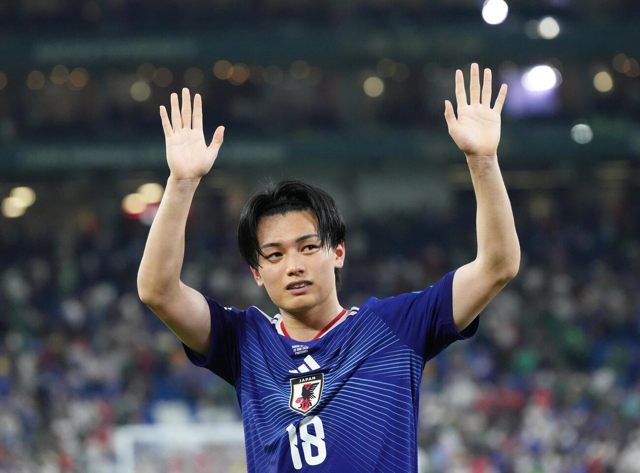 日本対チュニジア　試合後、スタンドの声援に応える上田綺世（撮影・足立雅史）