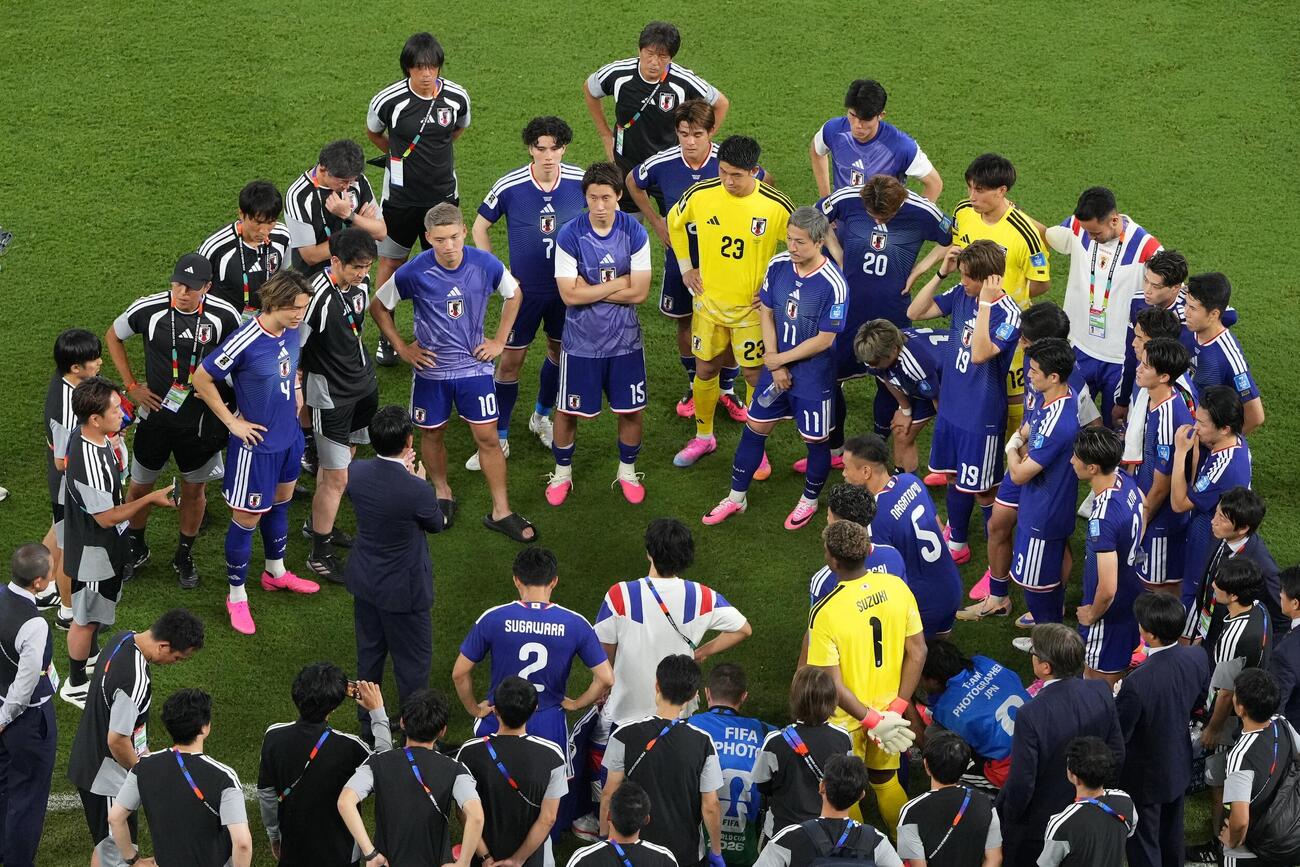 試合後、円陣を組む森保ジャパン（AP）