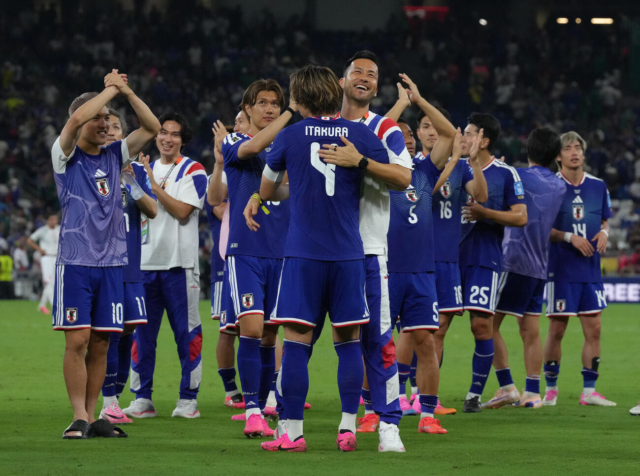 日本対チュニジア　チュニジアに快勝し、板倉滉（手前）と抱き合い喜ぶ吉田麻也（撮影・足立雅史）