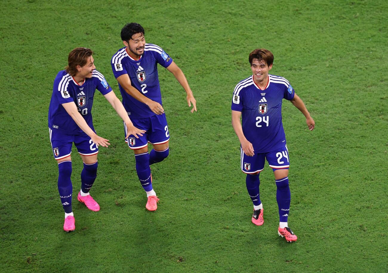 日本対チュニジア　上田綺世が4点目を決めた後、喜びを分かち合う瀬古歩夢、佐野海舟、菅原由勢（ロイター）
