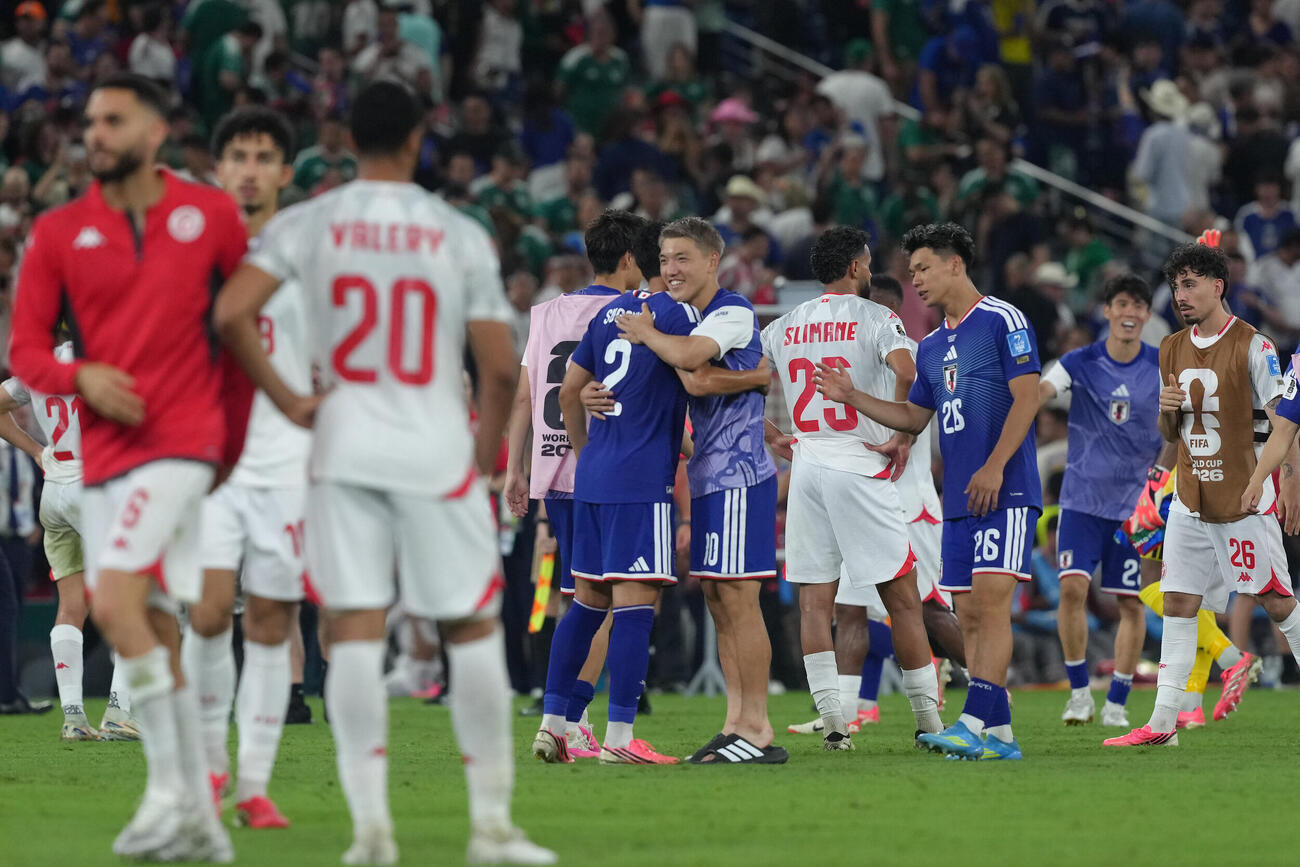 日本対チュニジア　快勝し、抱き合い喜ぶ堂安律（中央右）ら（撮影・足立雅史）