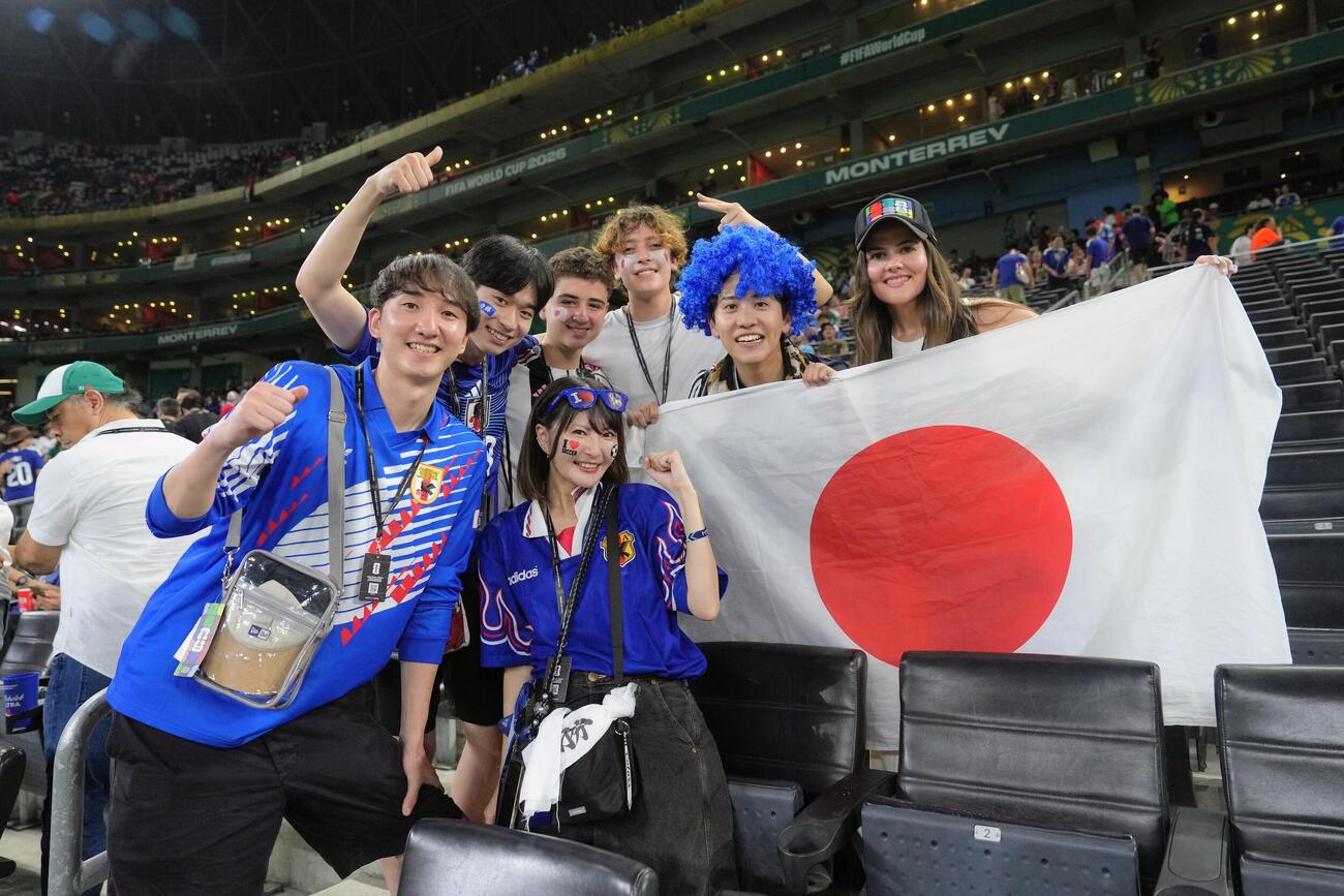日本対チュニジア　試合前、盛り上がるサポーター（撮影・足立雅史）