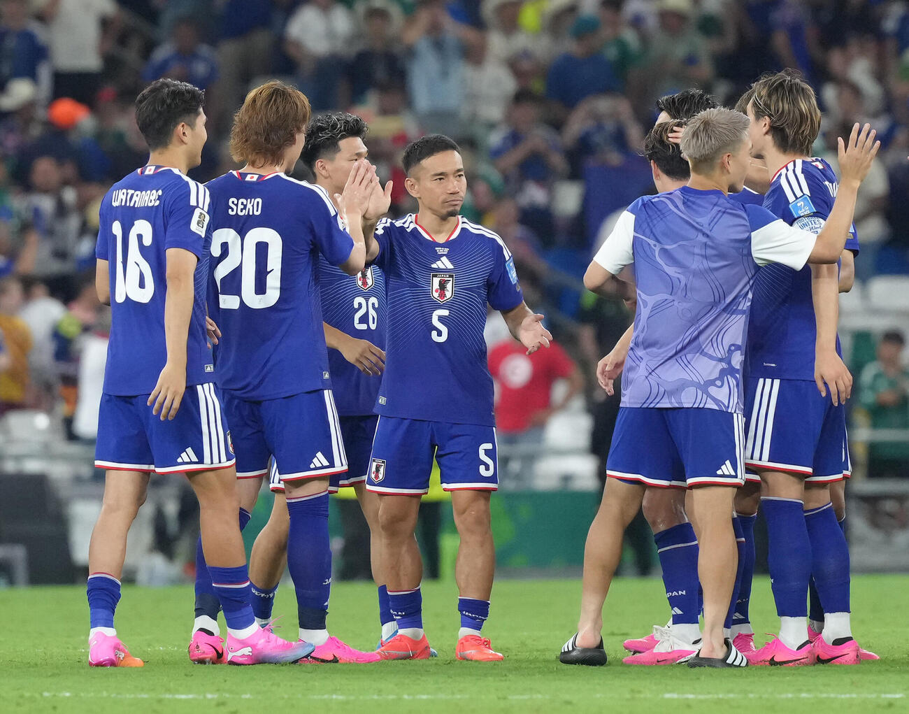 日本対チュニジア　快勝し、タッチを交わす長友佑都（中央）ら（撮影・足立雅史）