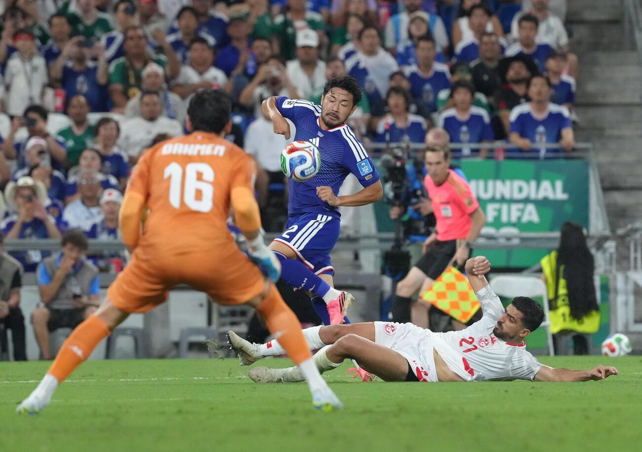 日本対チュニジア　後半、ゴール前に攻め込む菅原由勢（撮影・足立雅史）