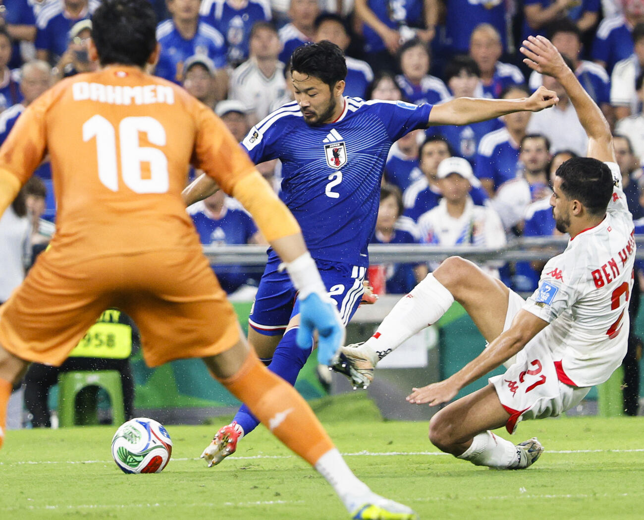 日本－チュニジア　後半、クロスを上げる菅原（中央）（共同）