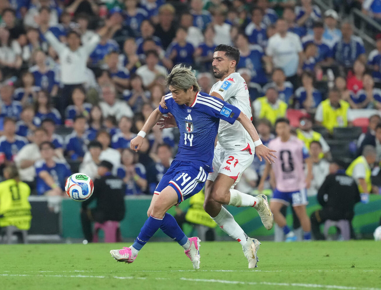 日本対チュニジア後半、ゴール前に抜け出し得点へと結びつける伊東純也（左）（撮影・足立雅史）