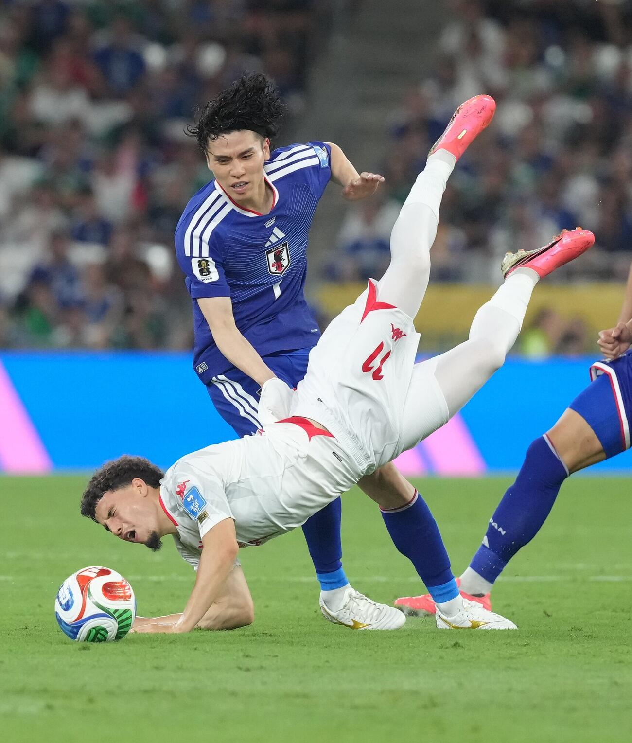 日本対チュニジア　後半、チュニジア代表のガルビ（手前）と競り合う田中碧（撮影・足立雅史）