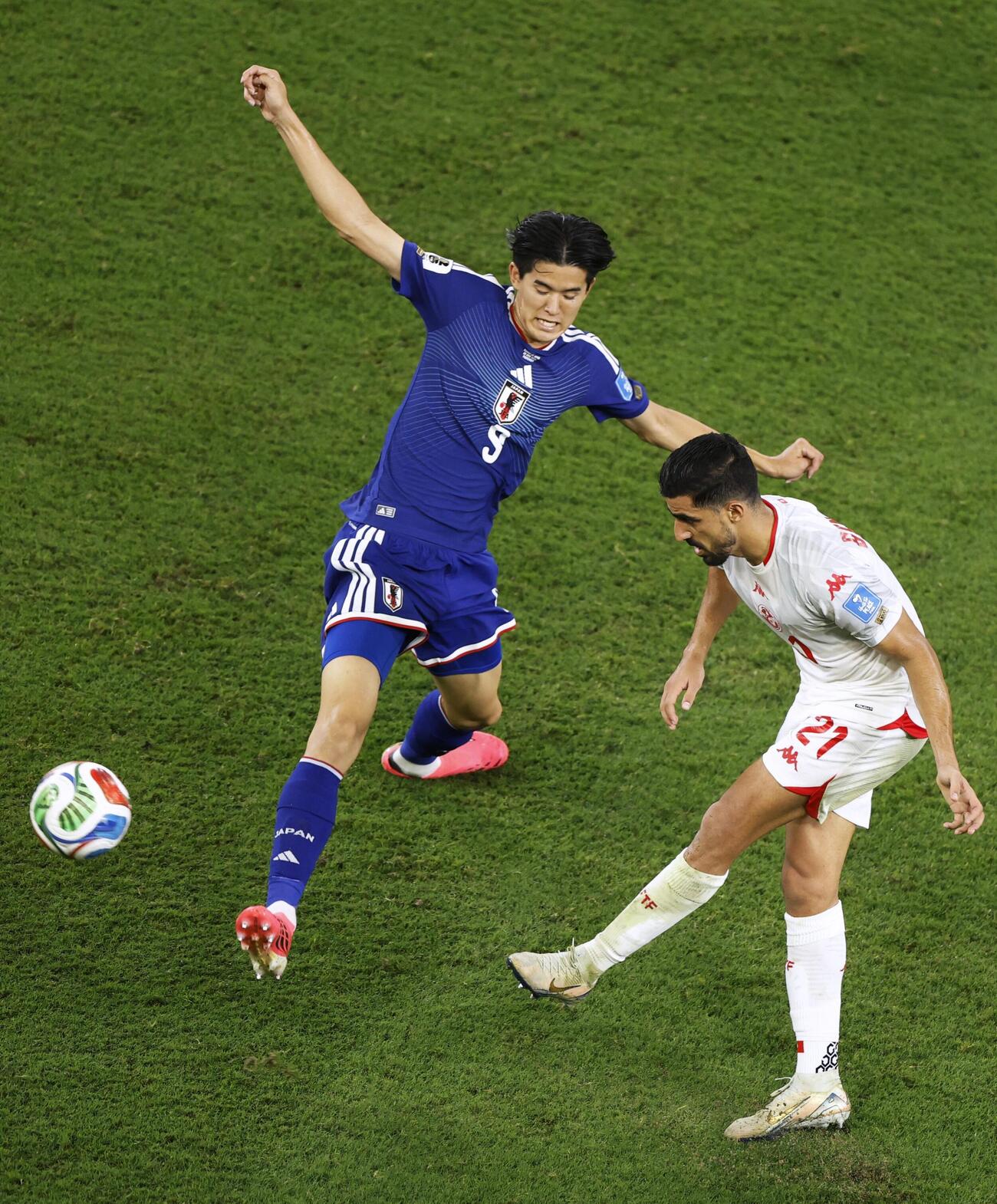 日本対チュニジア　後半、競り合う後藤（左）（共同）