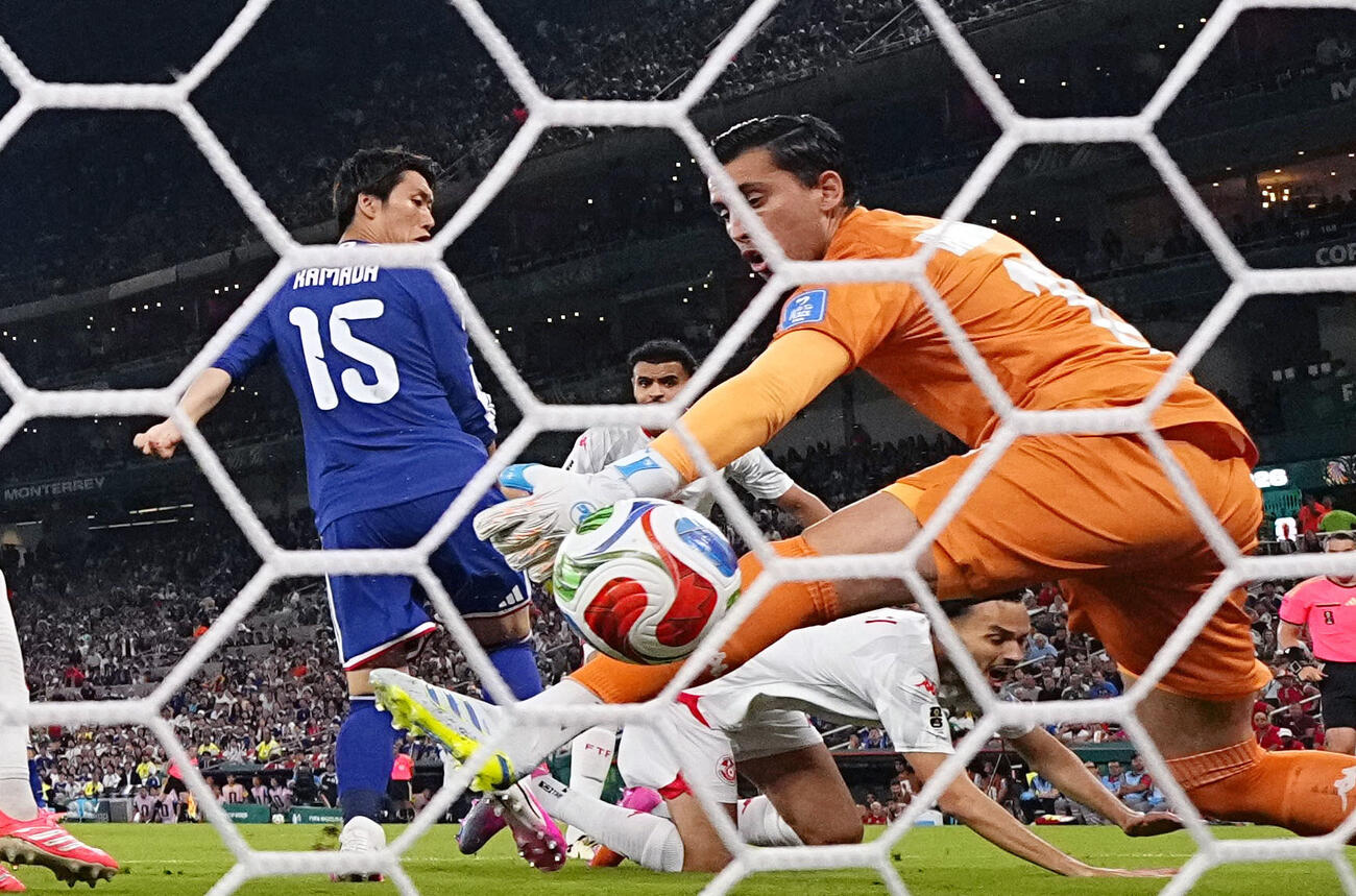サッカーW杯1次リーグ、チュニジア戦の前半、先制ゴールを決める鎌田大地（15）（共同）