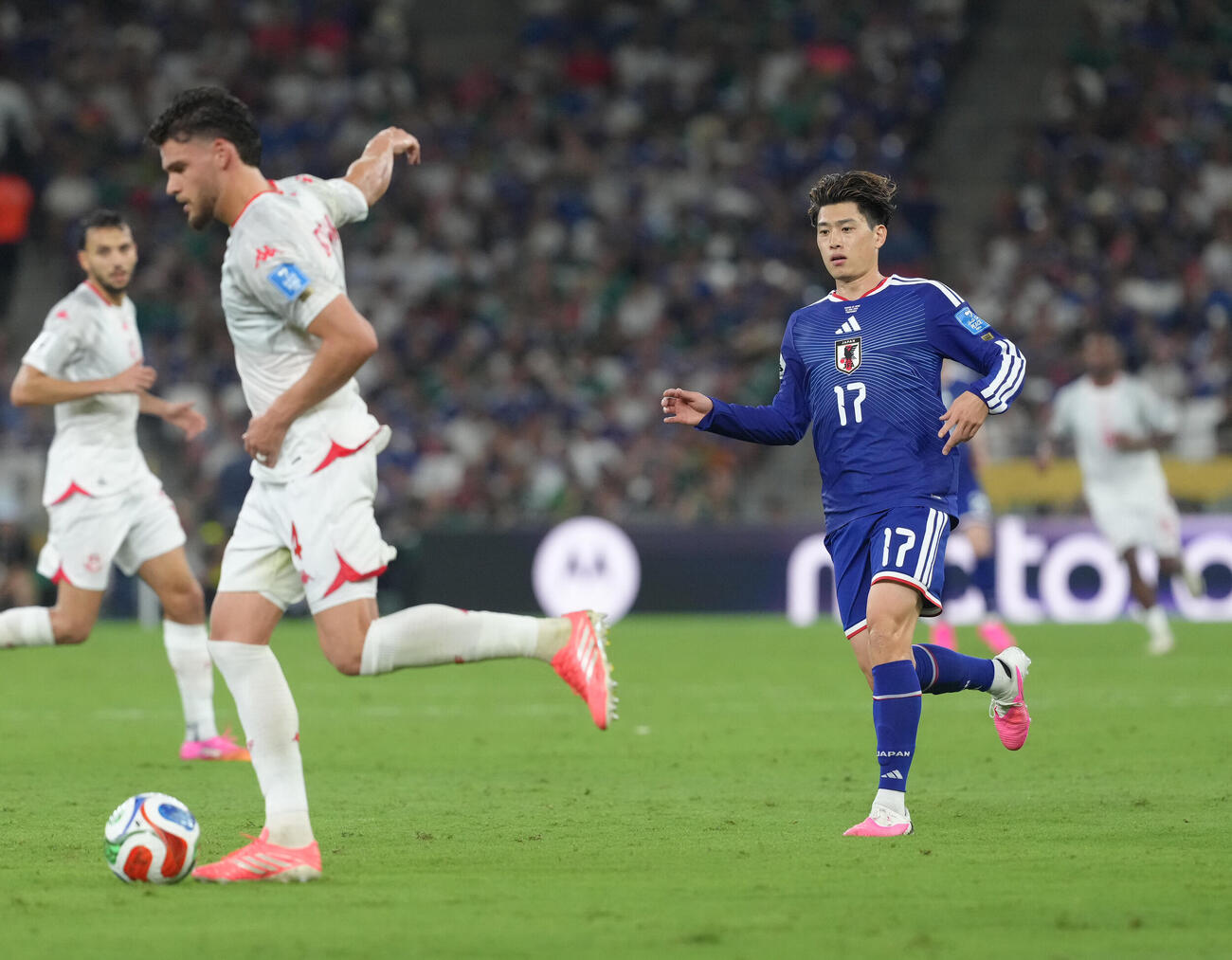 日本対チュニジア　後半、ボールを追う鈴木唯人（撮影・足立雅史）