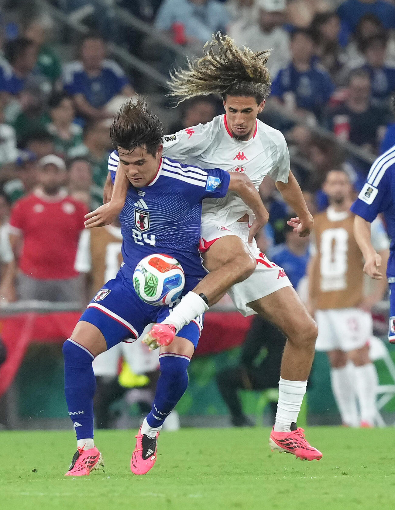 日本対チュニジア　後半、激しく競り合う佐野海舟（左）（撮影・足立雅史）