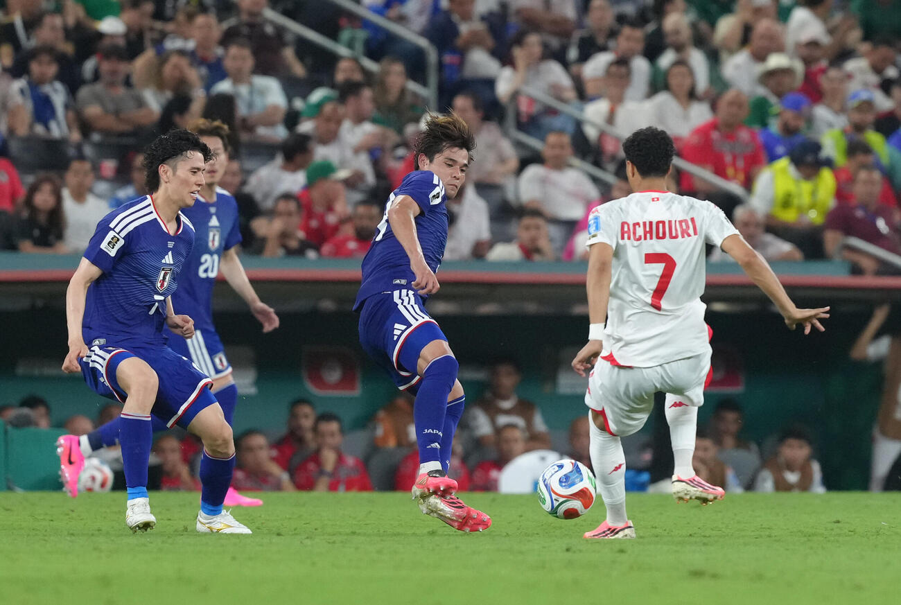日本対チュニジア　後半、プレスをかける田中碧（左）と佐野海舟（撮影・足立雅史）