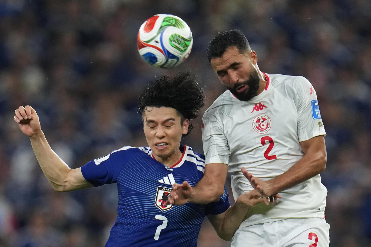 田中碧と競り合うチュニジア代表のDFアリ・アブディ（AP）