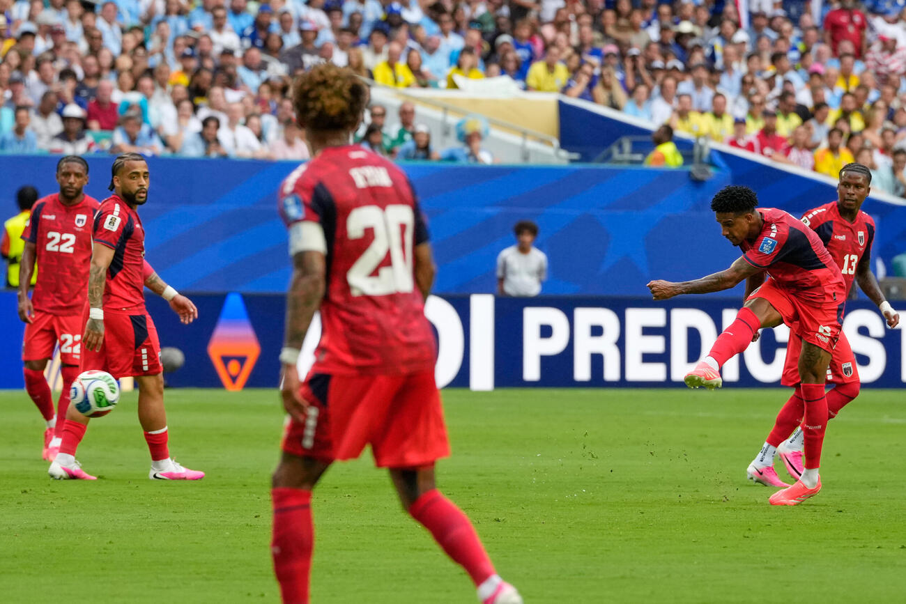 前半21分、直接FKでカボベルデW杯初得点となる先制ゴールを決めたケビン・ピナ（右から2人目）（AP）