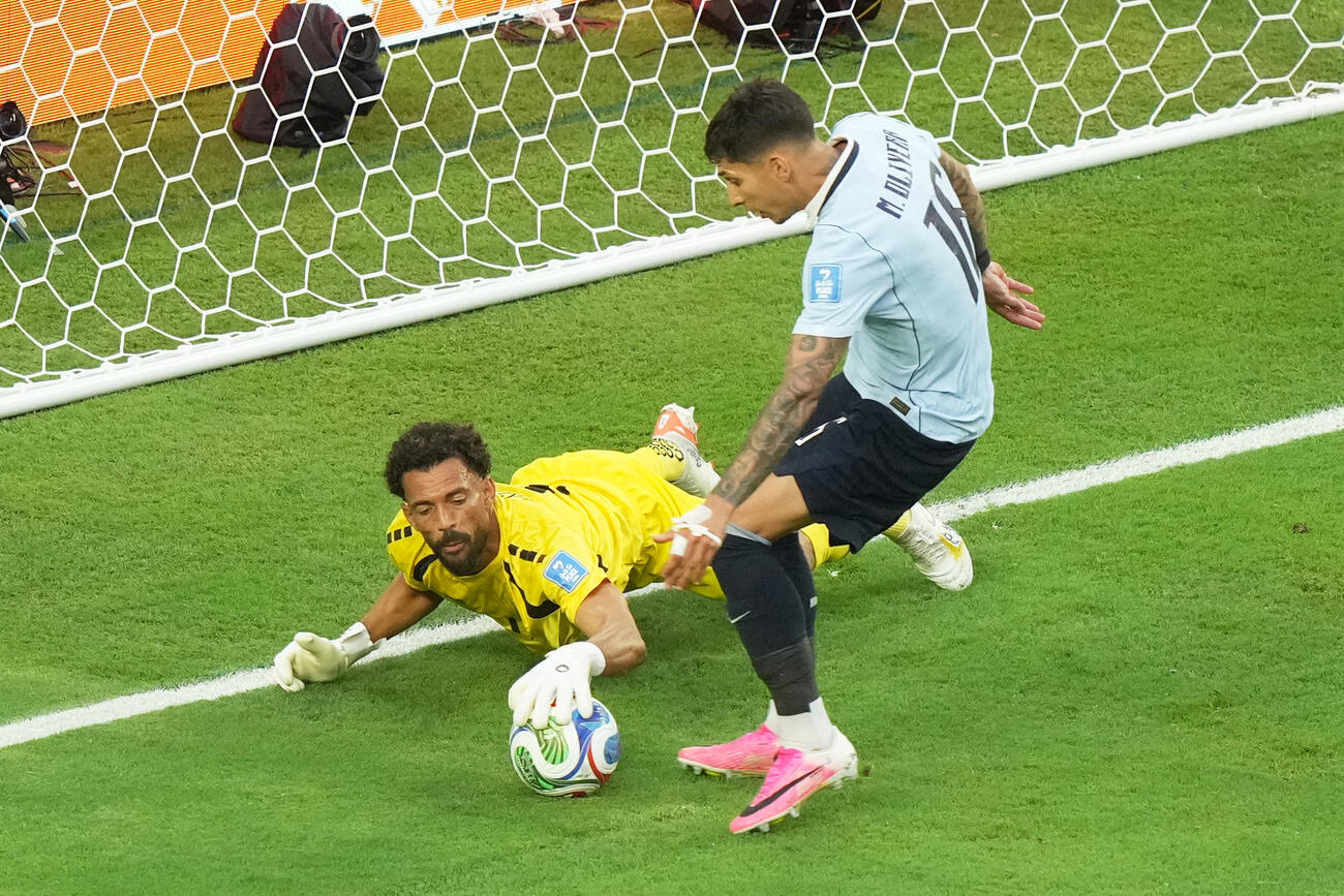 ウルグアイ戦でセーブを試みるカボベルデGKボジニャ（AP）