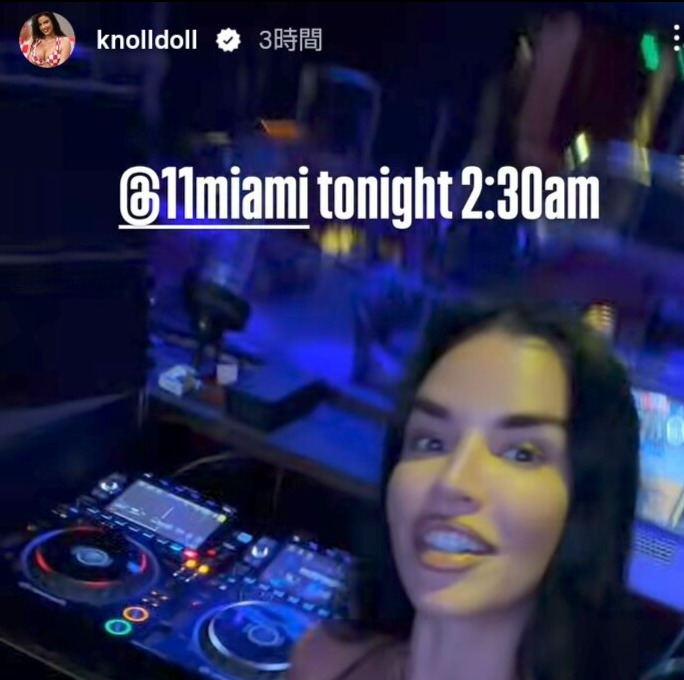 公式インスタグラムのストーリーズに黒ビキニを着用し、DJブースに入る姿を公開したクロアチアの人気サポーター、イワナ・ノール（ノール公式インスタグラムから）