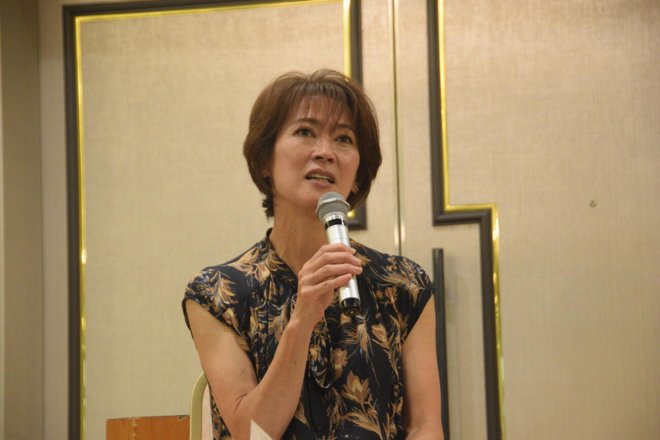 対談イベントに出席した有森裕子氏