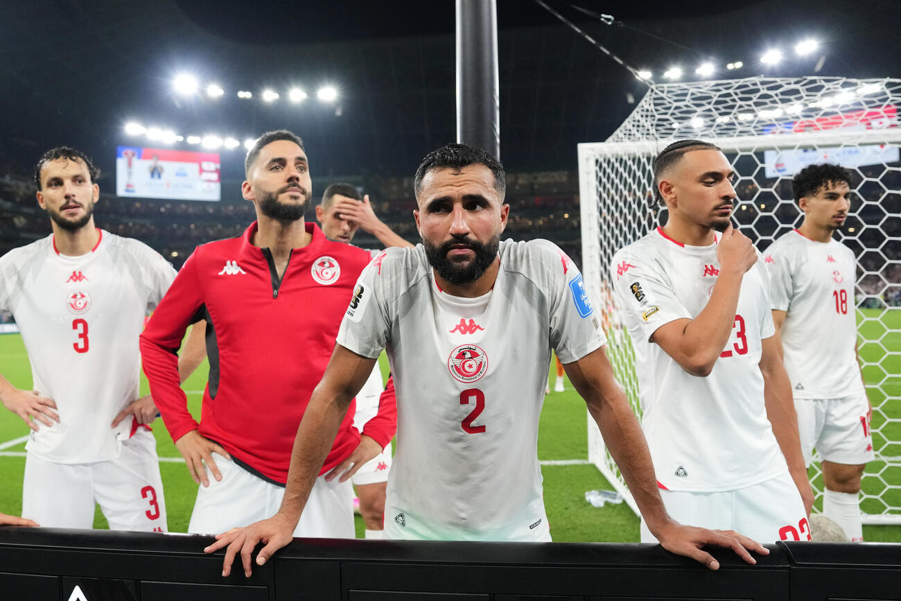 日本対チュニジア　試合後、がっくりするアブディ（中央）らチュニジアの選手たち（AP）