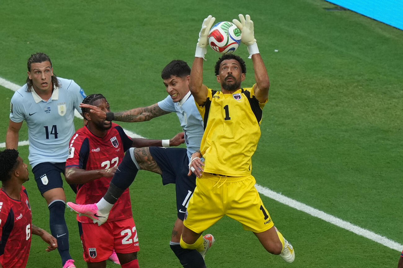 ウルグアイ－カボベルデ　セーブするカボベルデのGKボジニャ（1）（AP＝共同）