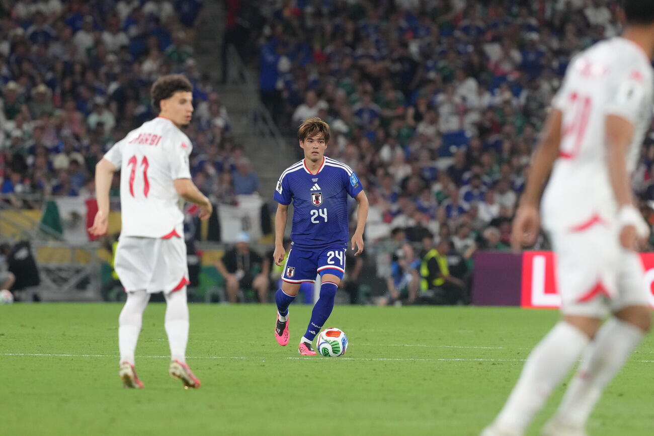 日本対チュニジア　後半、ドリブルで攻め込む佐野海舟（撮影・足立雅史）