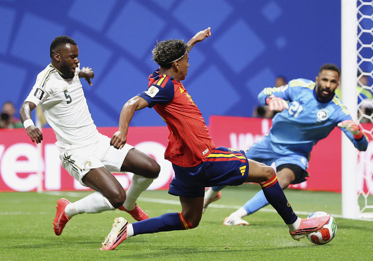スペイン対サウジアラビア　前半、先制ゴールを決めるスペインのヤマル（中央）（FIFA提供・ゲッティ＝共同）