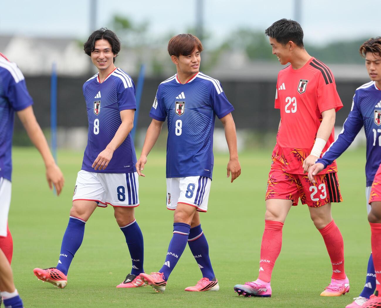 練習前、集合写真撮影に臨む、左から南野拓実、久保建英、GK早川友基（撮影・足立雅史）