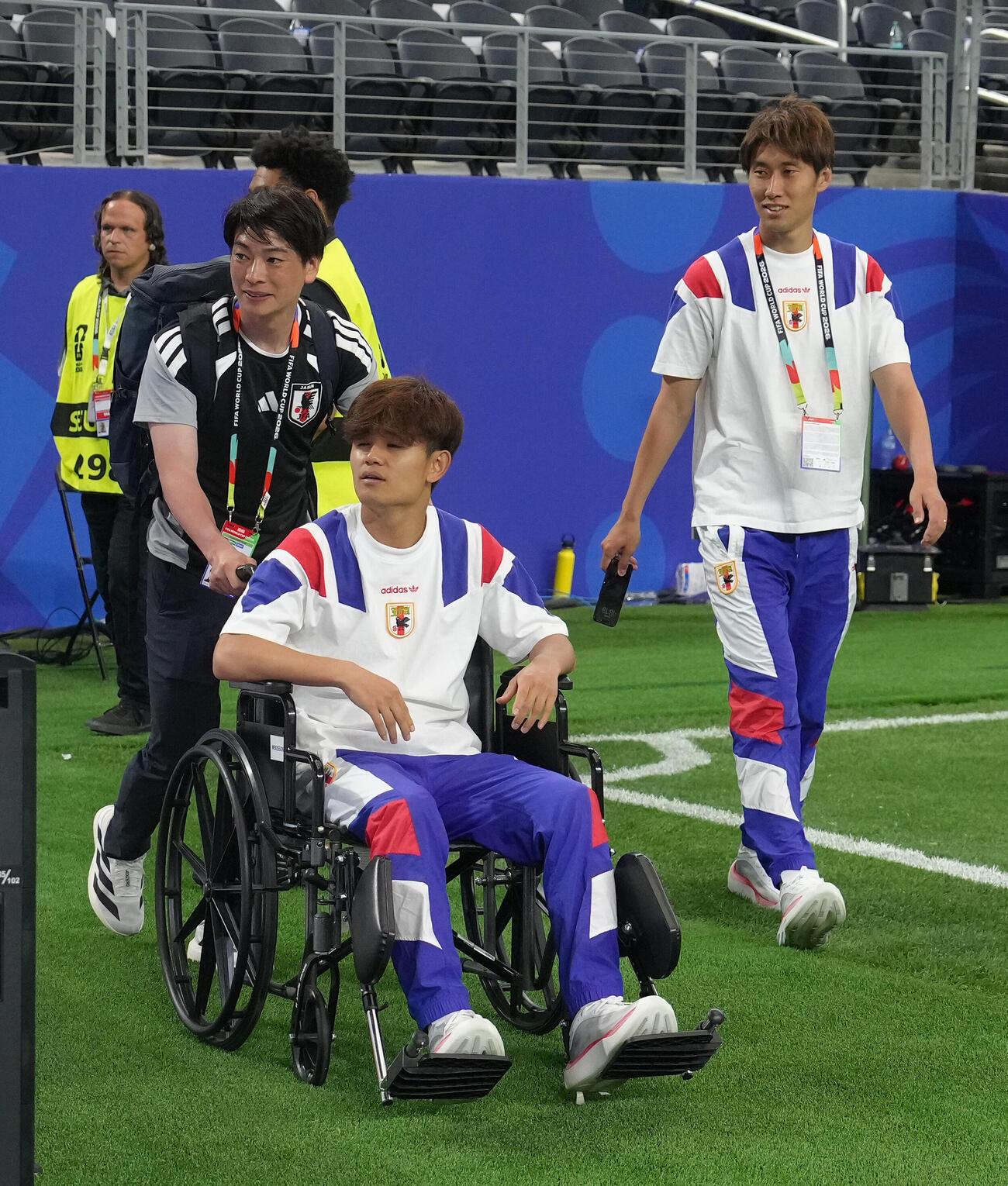 日本対オランダ　試合後、車いす姿でスタジアムを後にする久保建英（左手前）。右は鎌田大地（2026年6月撮影）