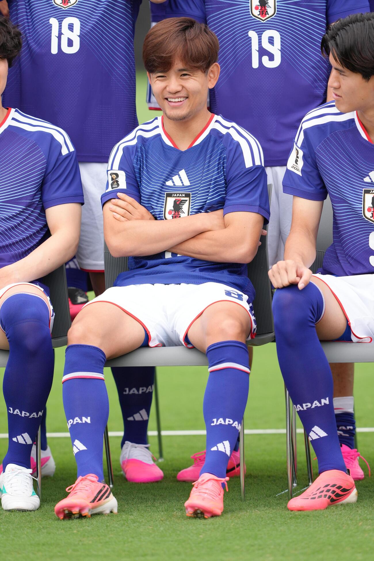 練習前、集合写真撮影に臨む久保建英（撮影・足立雅史）