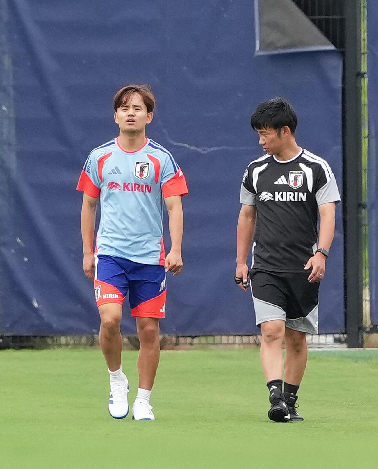 ひざを気にしながら調整する久保建英（撮影・足立雅史）