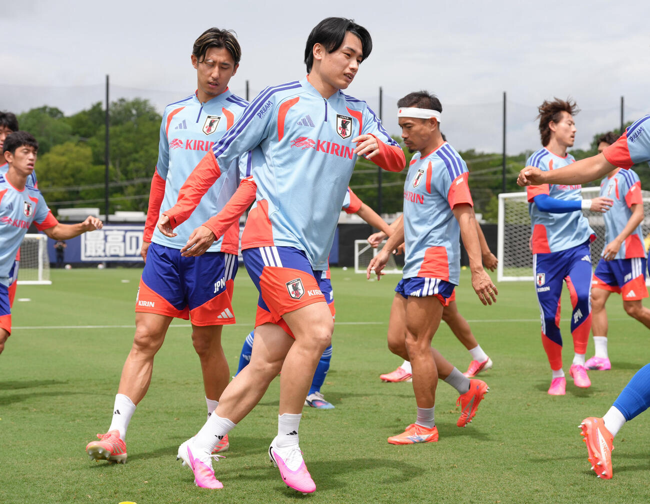 練習に臨む上田綺世（中央）ら（撮影・足立雅史）