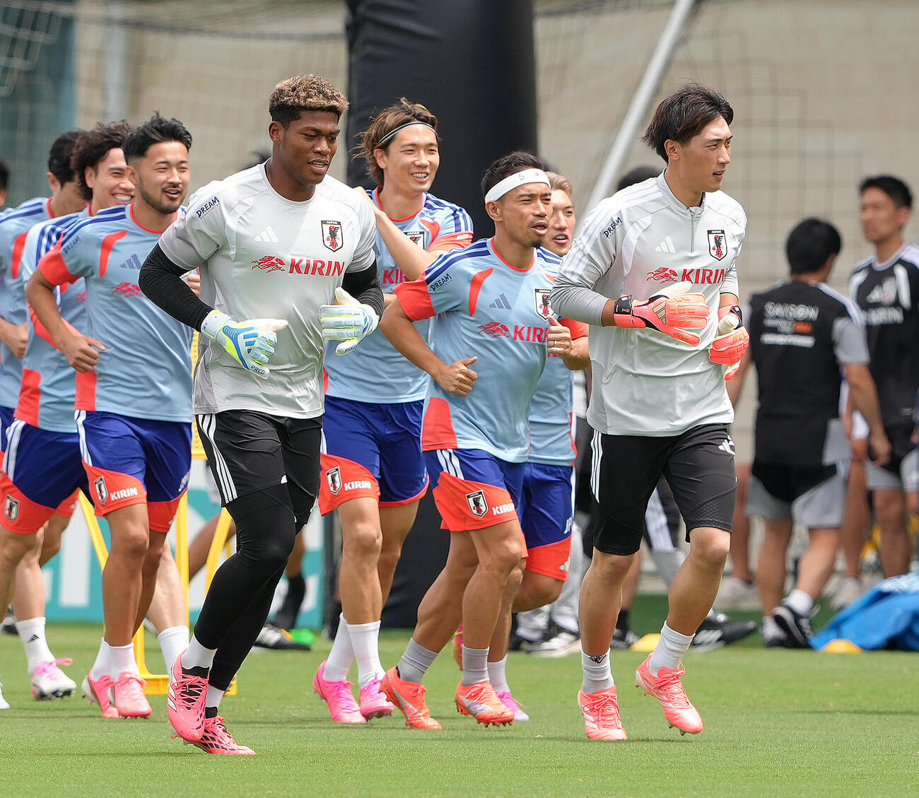 練習に臨む、左からGK鈴木彩艶、長友佑都、GK大迫敬介ら（撮影・足立雅史）