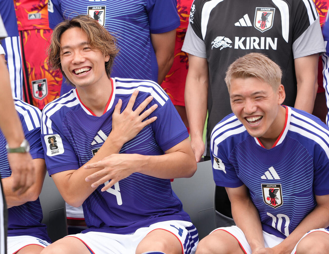 集合写真撮影を前に笑顔を見せる板倉滉（左）と堂安律（撮影・足立雅史）