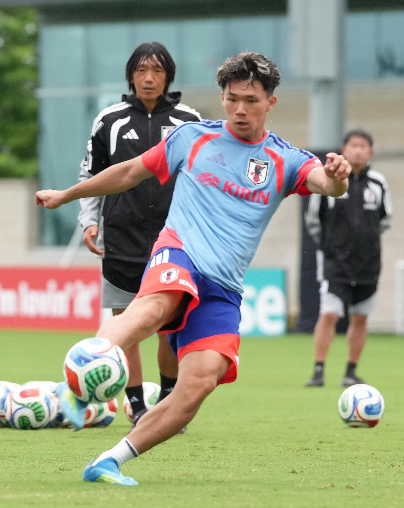 シュート練習する塩貝健人（撮影・足立雅史）