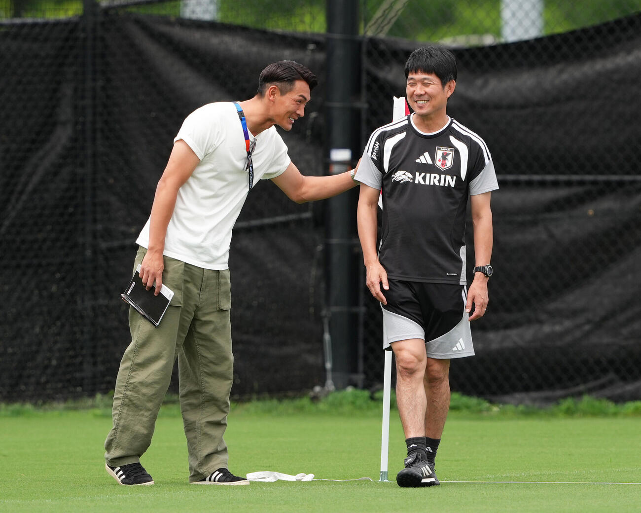 練習前談笑する森保一監督（右）と藤枝槙野智章監督（撮影・足立雅史）