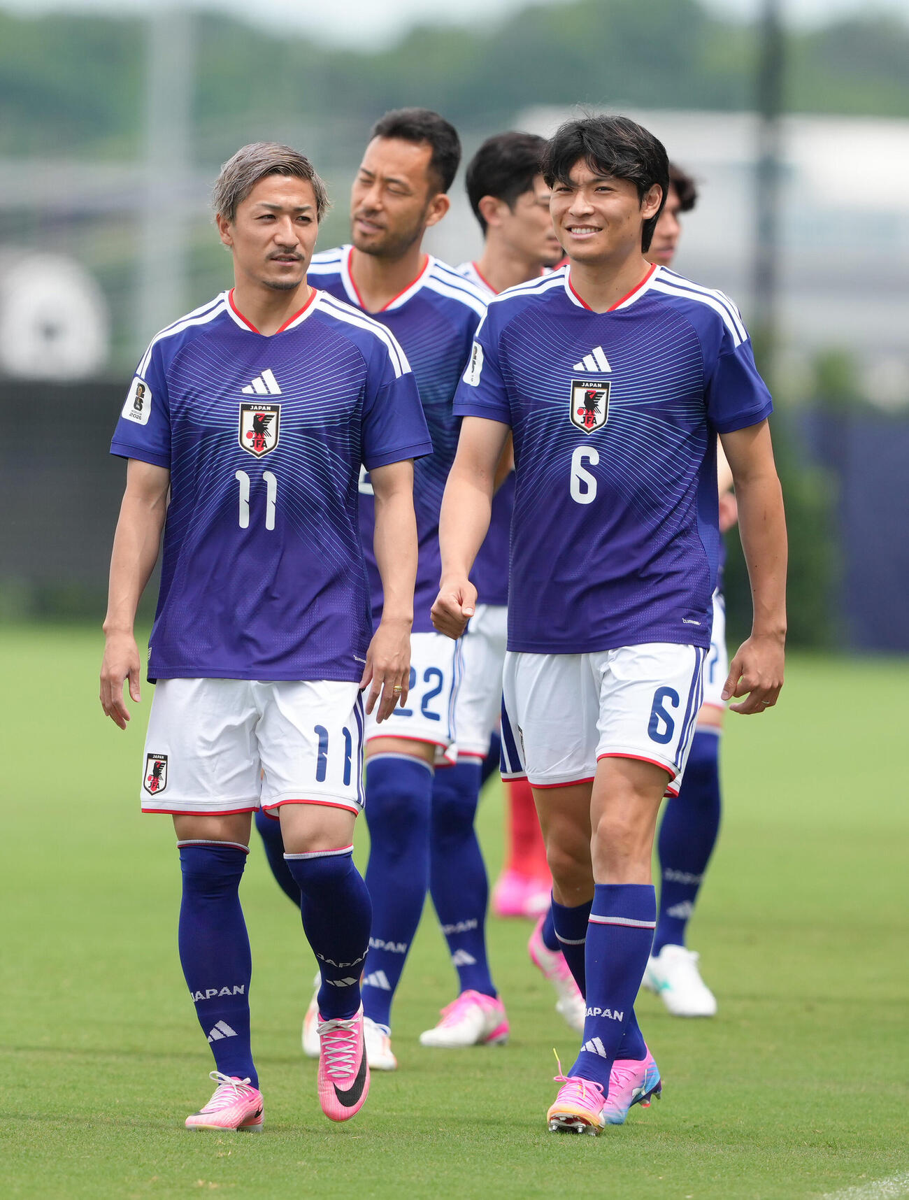 集合写真撮影に臨む前田大然（左）と町野修斗（撮影・足立雅史）