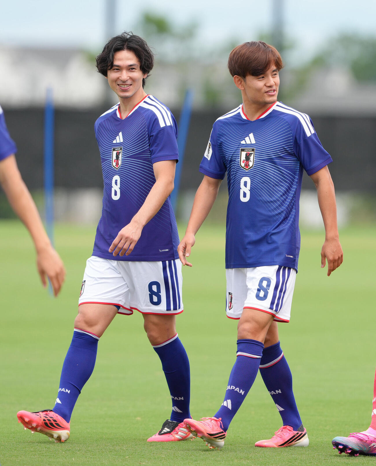 背番号8のユニホーム姿で集合写真撮影に臨む南野拓実（左）と久保建英（撮影・足立雅史）