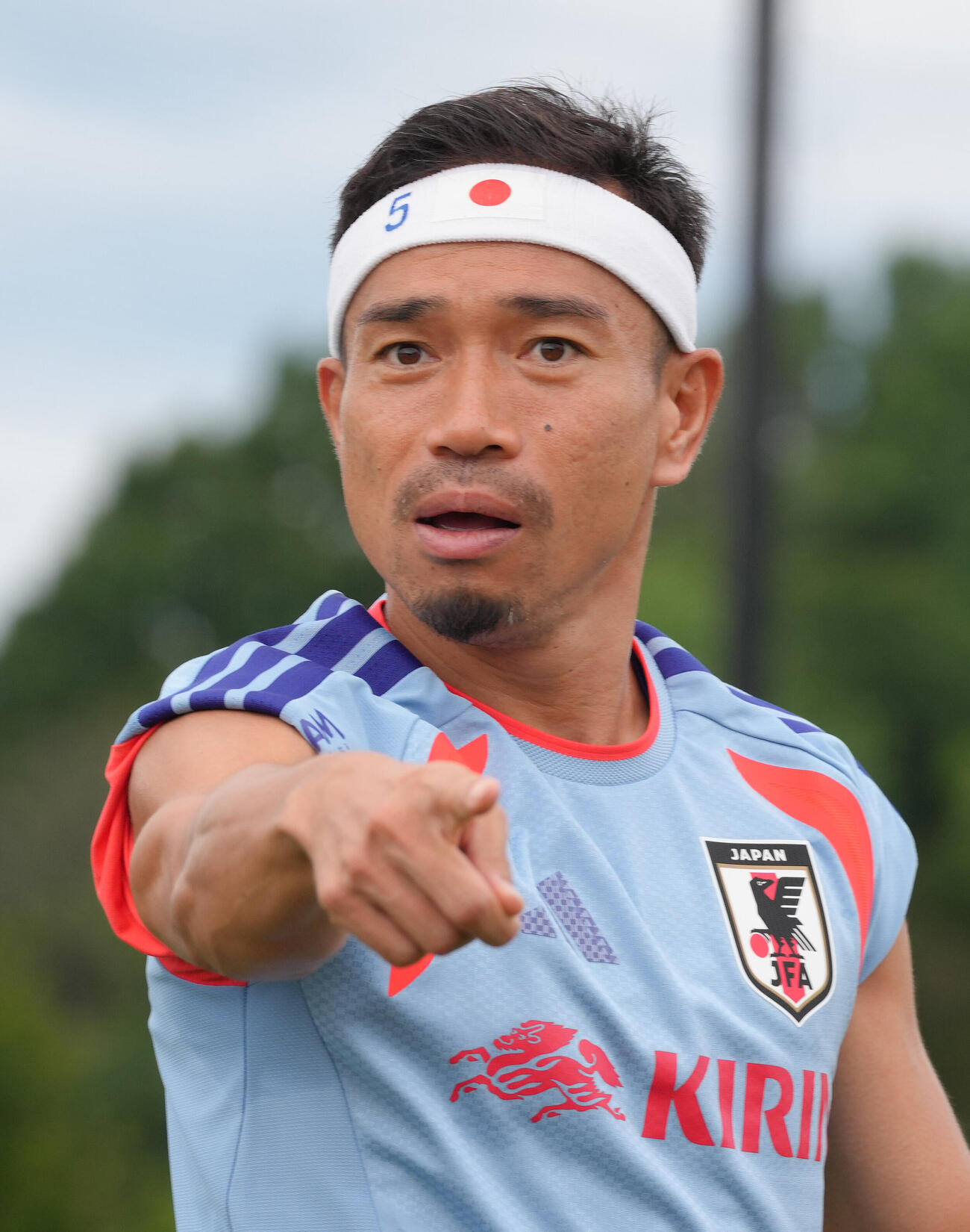 練習中、声を出す長友佑都（撮影・足立雅史）