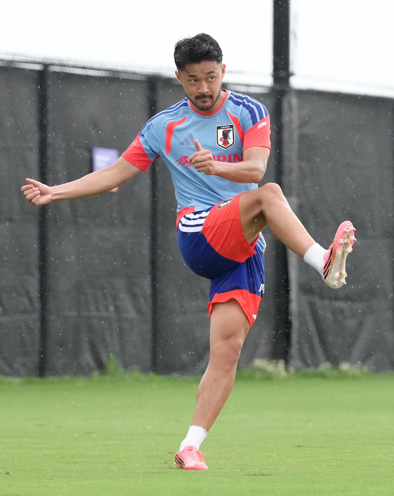 練習でクロスを上げる菅原由勢（撮影・足立雅史）