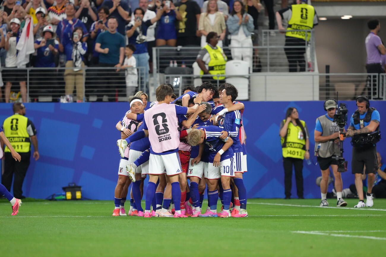 日本対スウェーデン　後半、先制ゴールを決め喜ぶ前田大然（右下）（撮影・足立雅史）