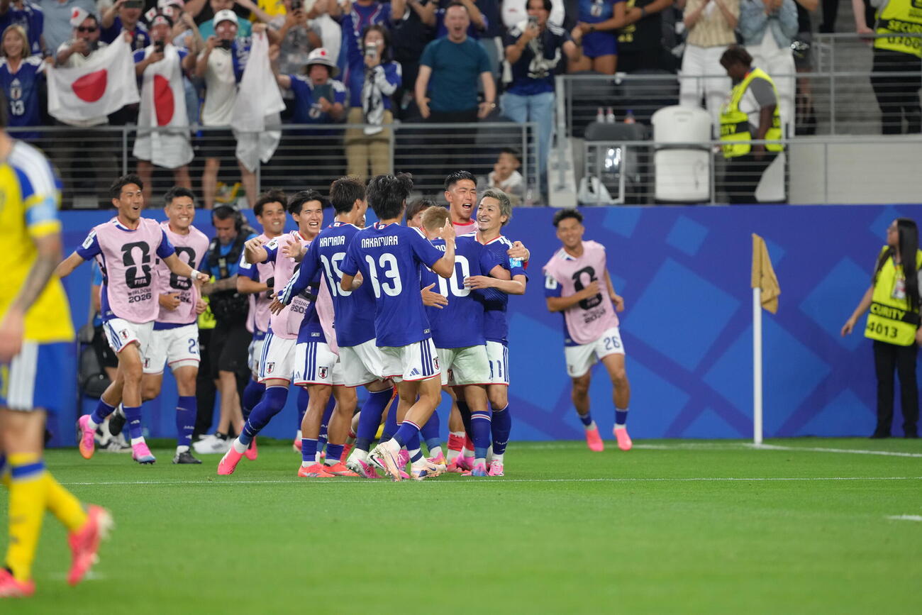日本対スウェーデン　後半、先制ゴールを決め喜ぶ前田大然（右）（撮影・足立雅史）