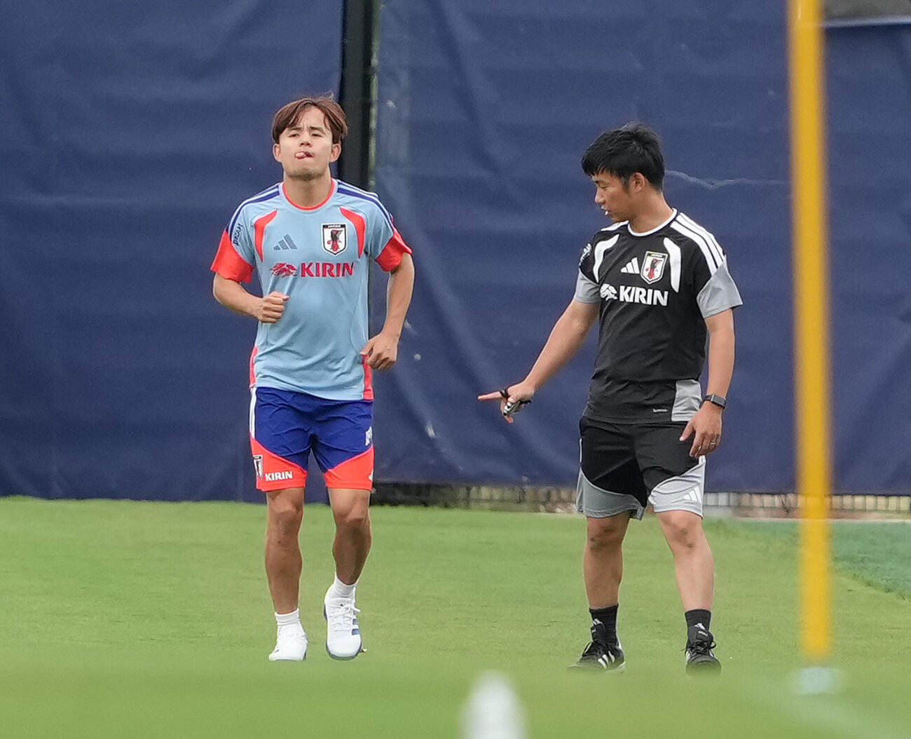 調整する久保建英（左）（撮影・足立雅史）