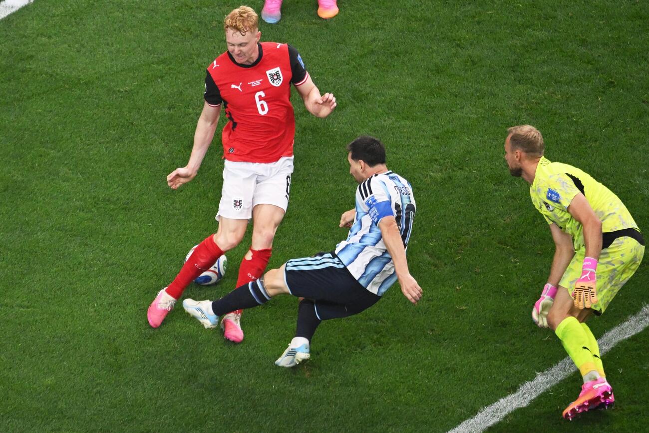 オーストリア戦で2点目を決めるメッシ（AP）