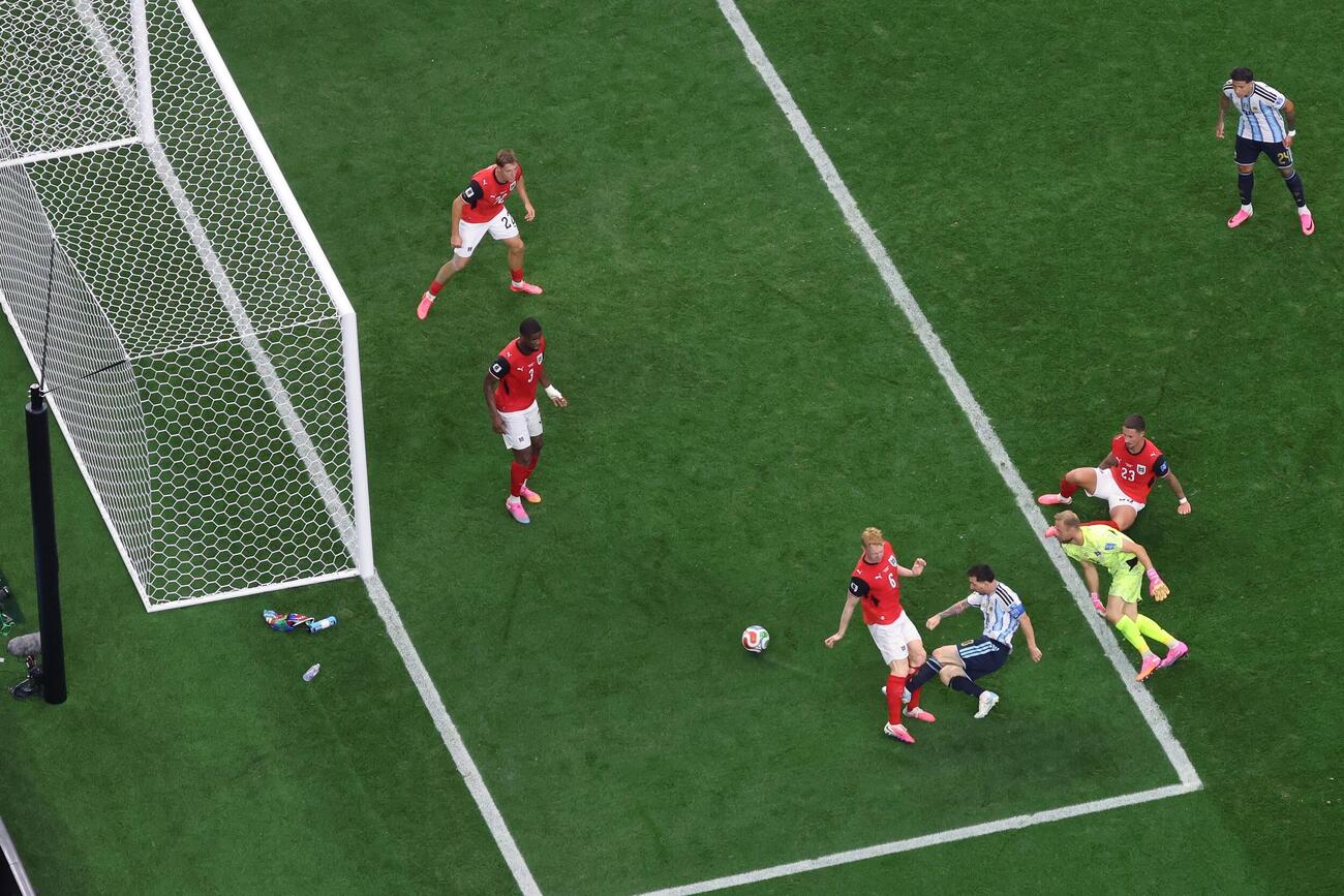 オーストリア戦で2点目を決めるメッシ（AP）